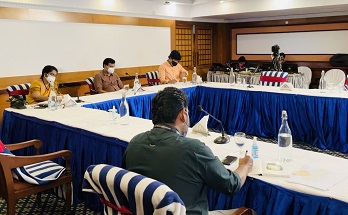 Tourism Minister holds meeting to discuss the crisis in sector